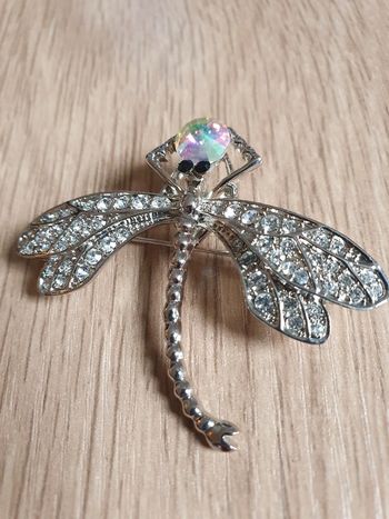 Broche libellule avec strass