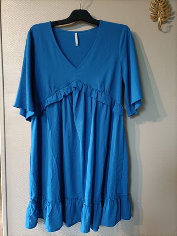 Robe uni bleu mi longue manche courte volant