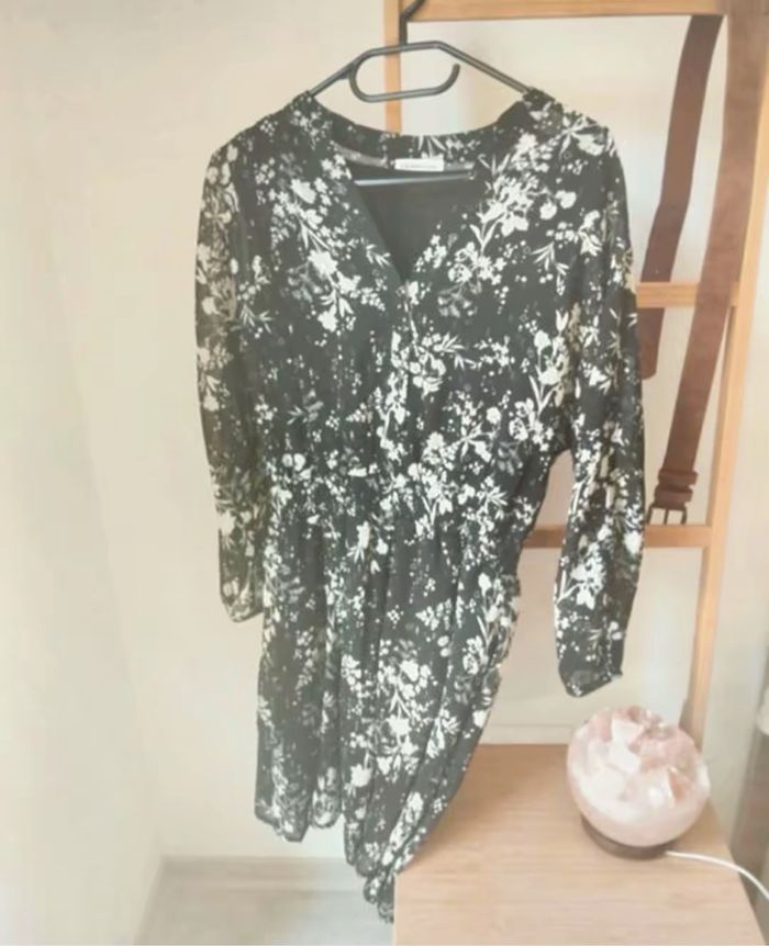 Robe noir avec motif blanc