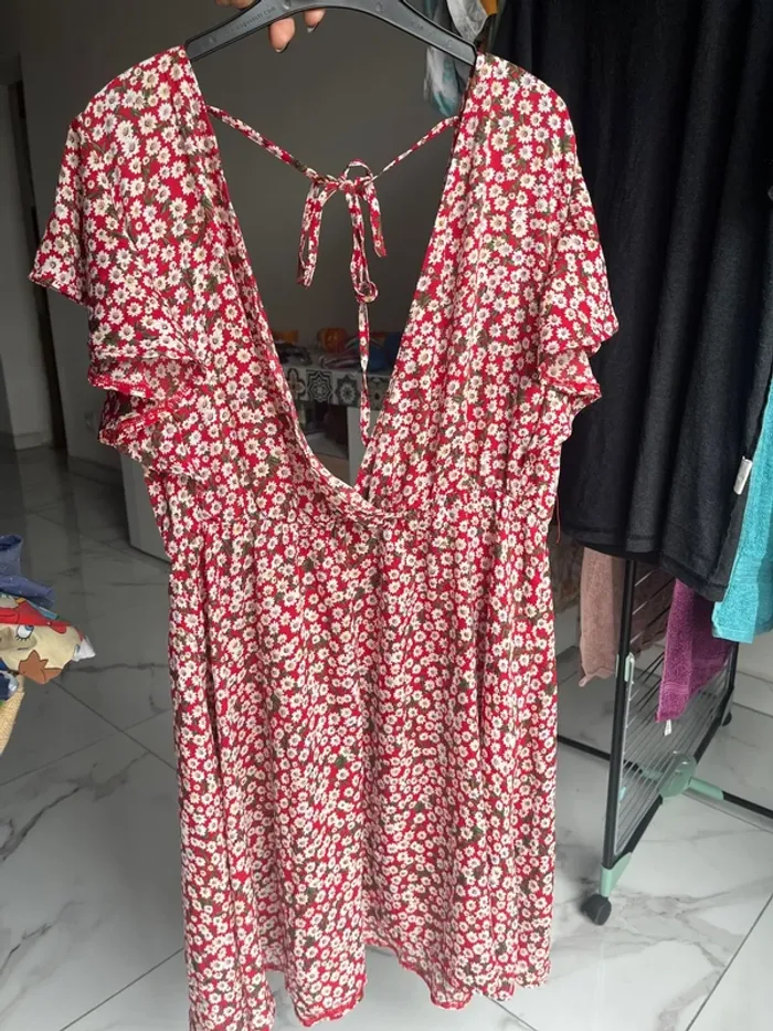 Robe été fleuris rouge décolleté