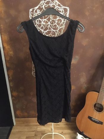 Belle petite robe noire dentelle dis décolleté Zara neuve s