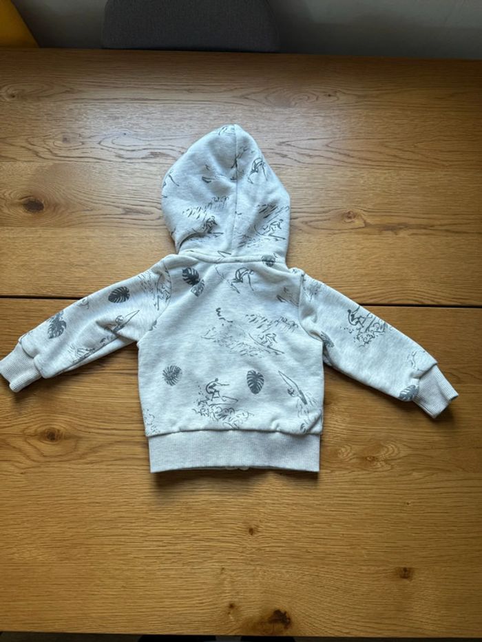Veste Gilet Gris à Capuche Tape à l’Œil 2 Ans / 24 Mois – Très Bon État – Réduction sur Lot - photo numéro 2