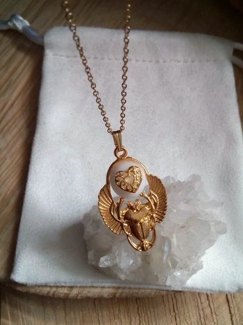 Collier scarabée et jade blanc