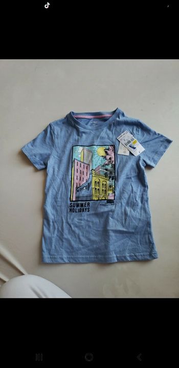 t-shirt garçon 6 ans kiabi neufs a 2 .5 euros