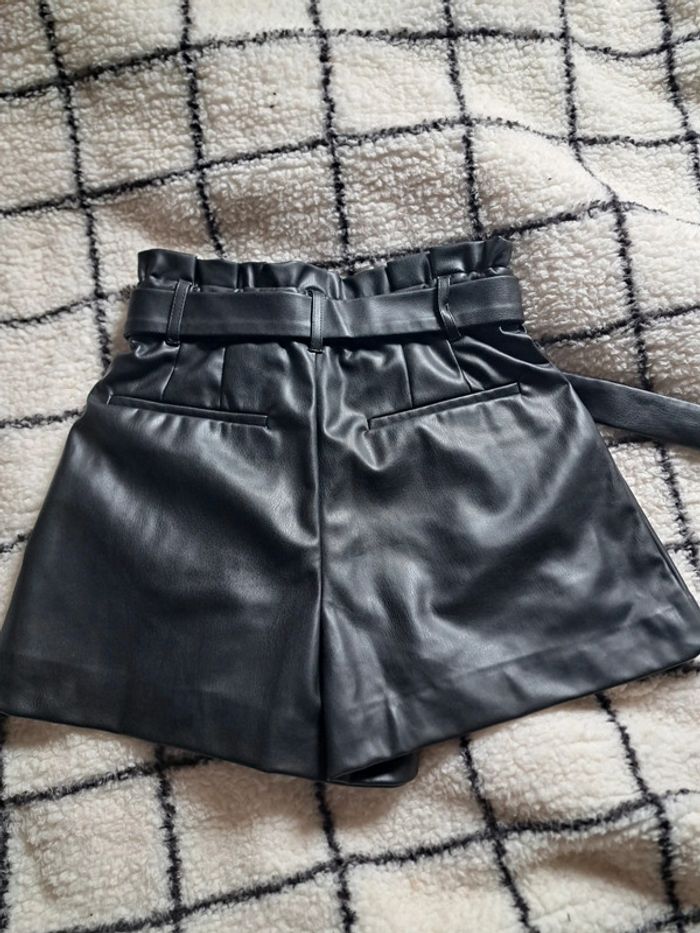 Short simili cuir Zara taille 34 - photo numéro 2