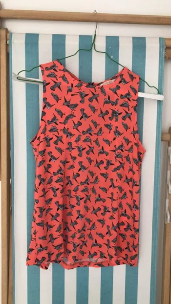 Top corail T1 Camaïeu avec oiseaux colibris