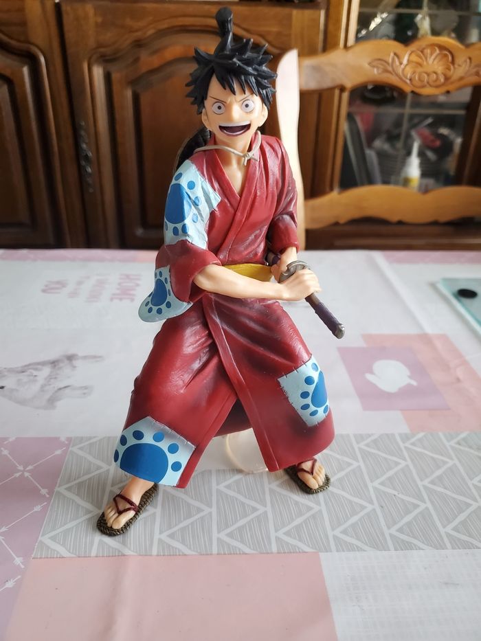 Figurine one piece monkey.d.luffy  officielle