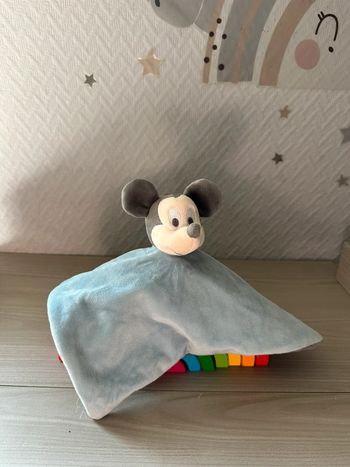 Doudou plat Mickey gris bleu Disney carre kiabi Leclerc  nicotoy