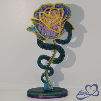 Rose en resine bleu/violette, verte et jaune