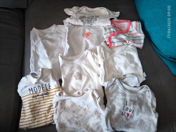 Lot 9 Bodys 1 mois