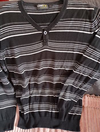 Pull rayé col V taille S