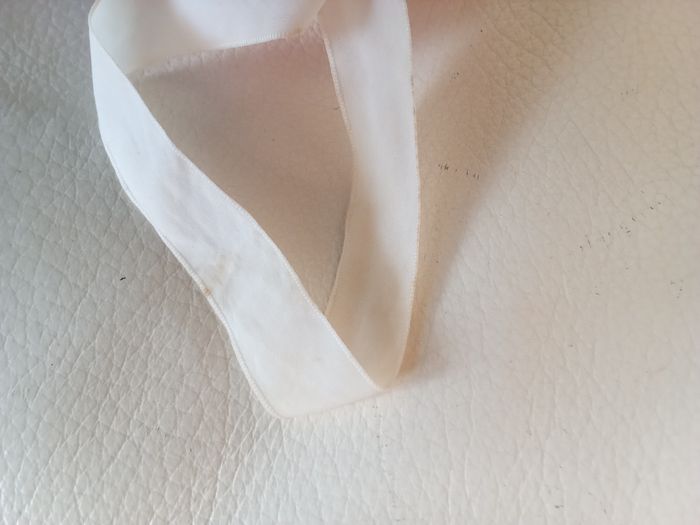 Peluche oiseau Boulgom doudou vintage ancien blanc et rose rayures rayé premier modèle d'occasion  le bruit est HS mécanisme présent intérieur tâche sur ruban - photo numéro 8