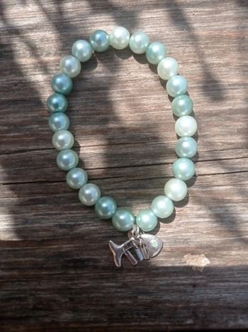 Bracelet perles bleues et poisson