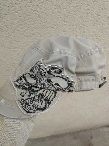 Casquette beige trouée