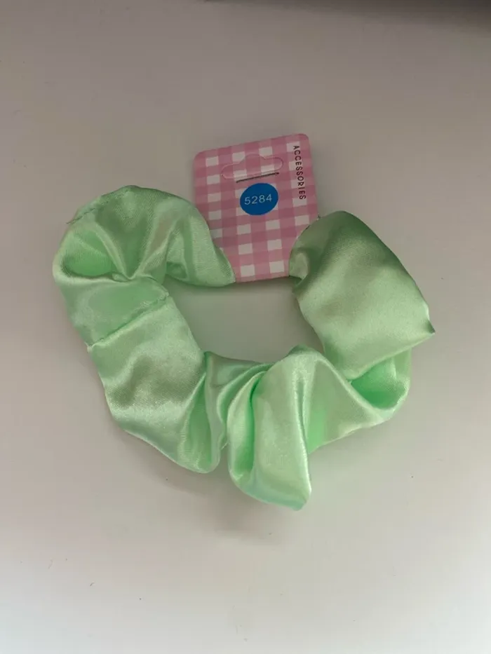 Chouchou matière satinée vert clair