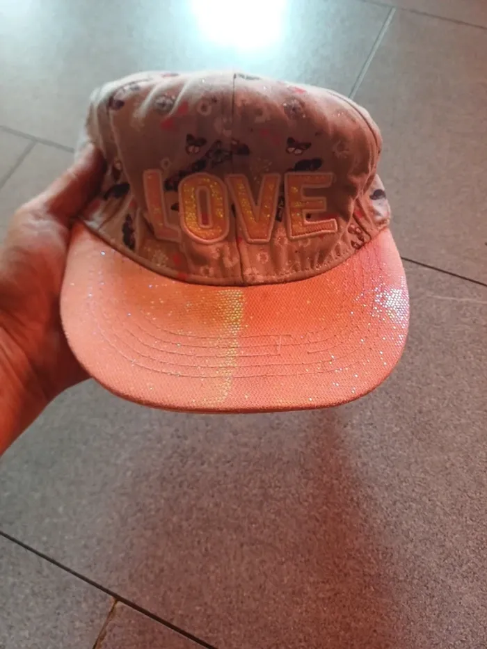 Jolie casquette pailletée à motifs 6/10ans