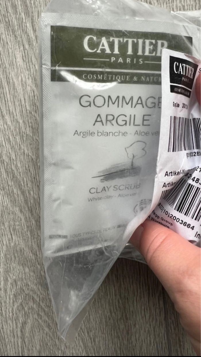 Lot de 12 sachets, gommage, argile blanche de chez cattier  neuf