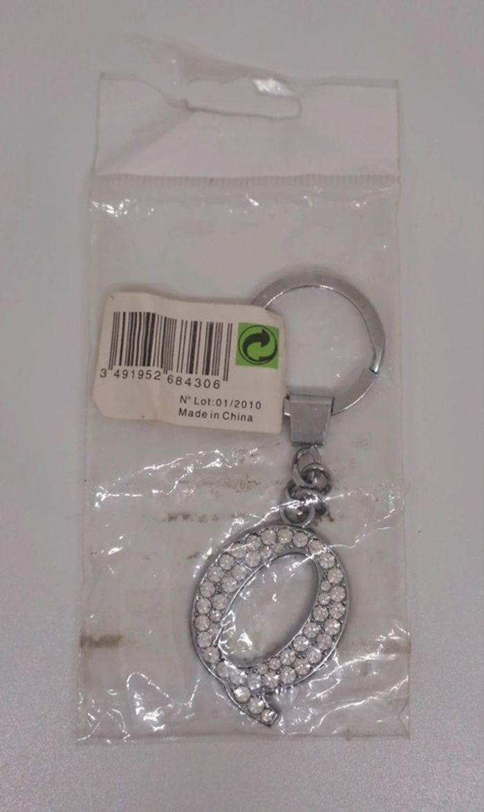 Porte-clés "Q".
3x3,5cm.
NEUF.
