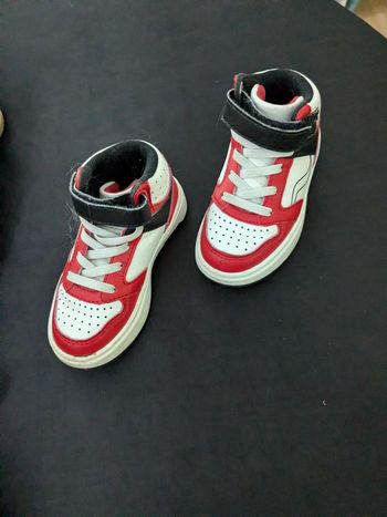 basket garçon rouge et blanc