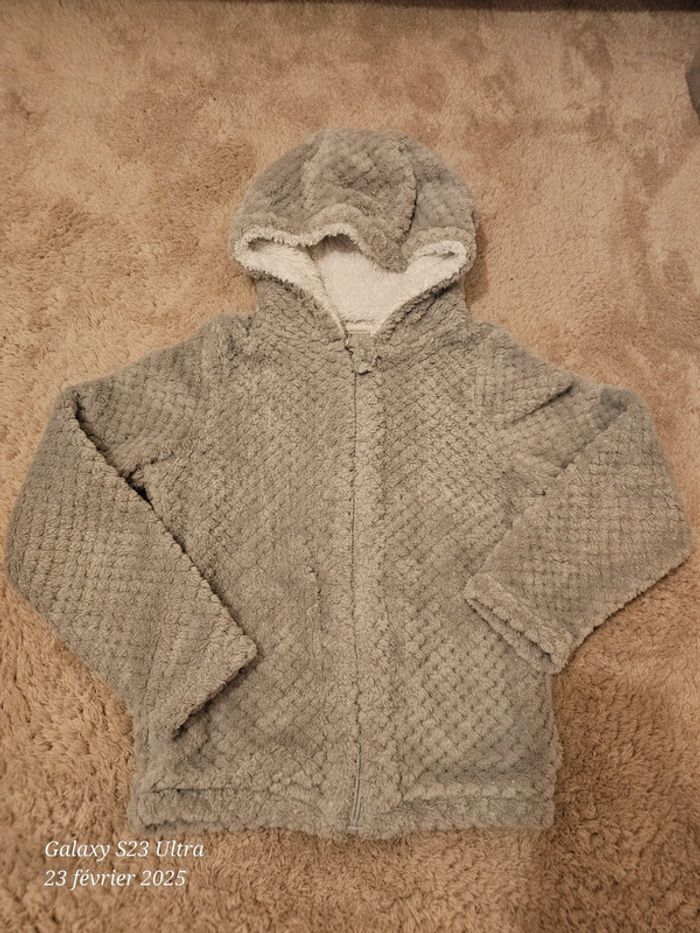 Veste toute chaude a capuche,  2 poches orchestra 8 ans