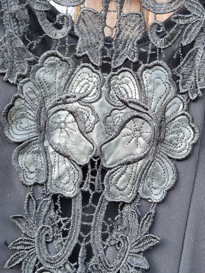 Robe noire dentelle et broderie dos – Taille S✨🖤 - photo numéro 6