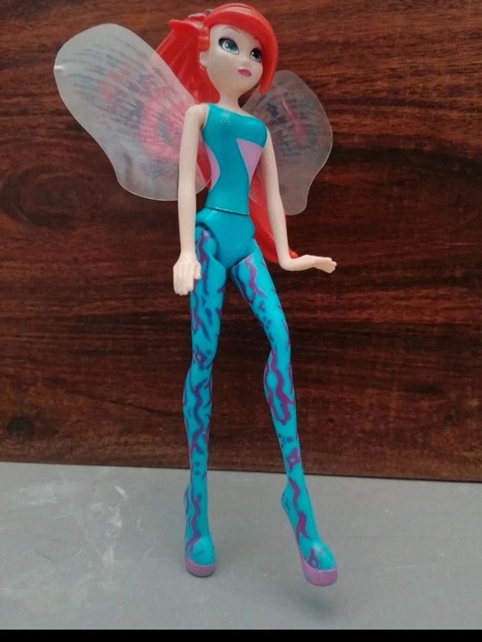 Poupée fée ailée Winx Bloom 23 cm env