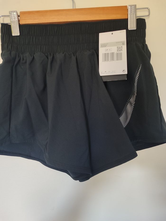 Short Nike neuf - photo numéro 3