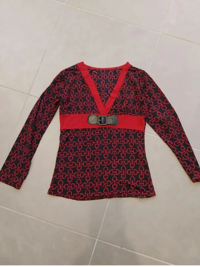 Haut noir et rouge avec boucle T36