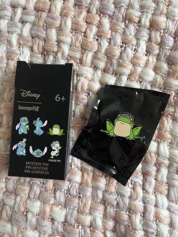 Pin Loungefly Disney Stitch Springtime
