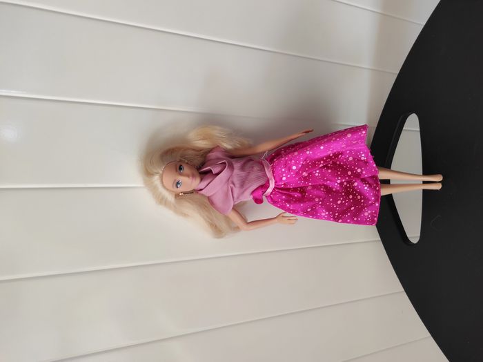 👗 Poupée Barbie avec jupe et top – Très bon état