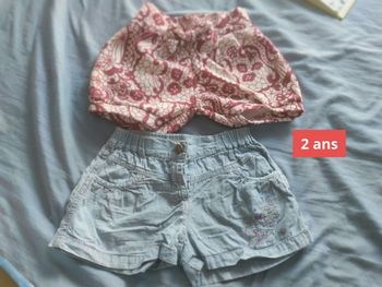 Lot de 2 shorts taille 2 ans