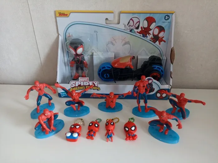 Lot 12 figurines Spider-Man