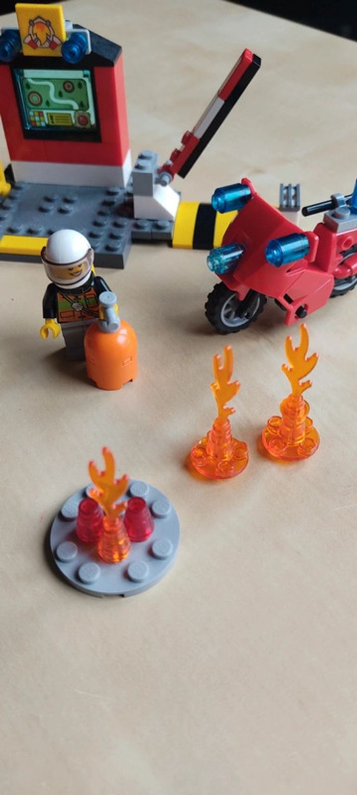 Lego city sauveteur hélicoptère et moto centre de contrôle - photo numéro 3