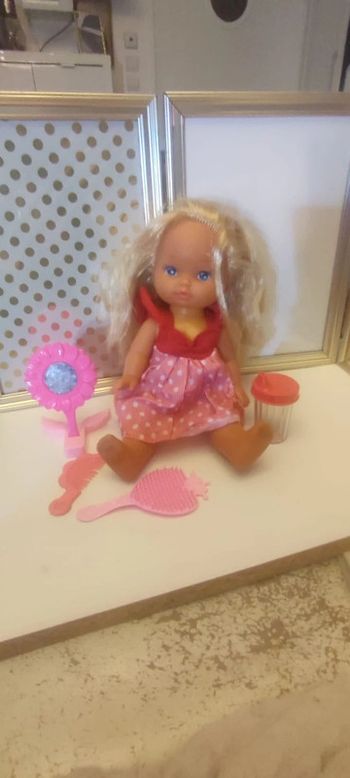 Jolie petite poupée