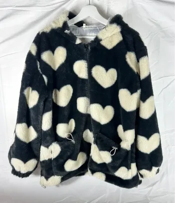 Veste polaire noire YesStyle – Neuve, douce & trop cute avec capuche et cœur blanc