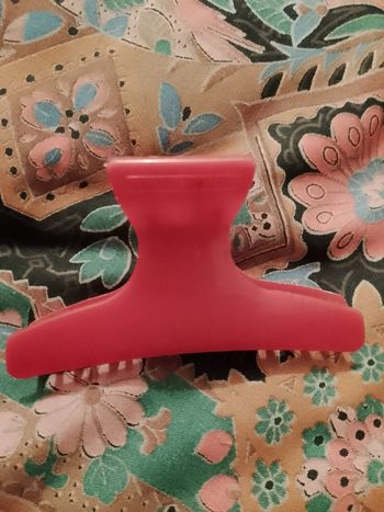 Pince à cheveux rouge vintage années 80.