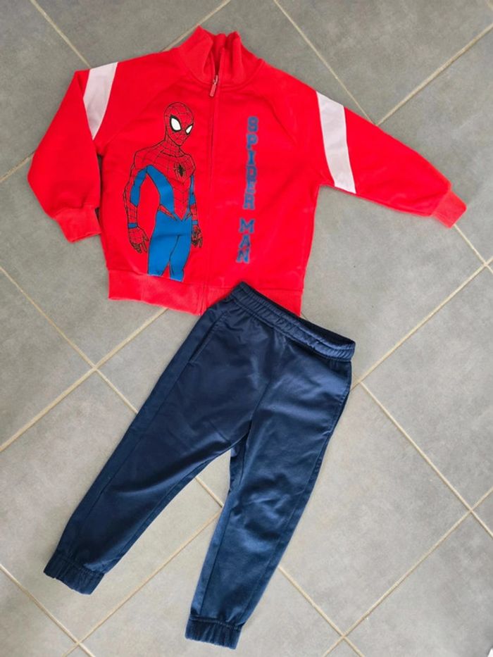 Ensemble jogging spiderman