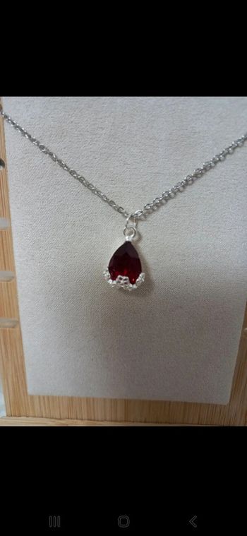 Collier pendentif rouge