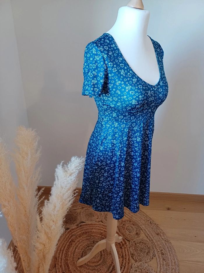 Robe courte bleue fleurie Shein taille M 38 - photo numéro 4