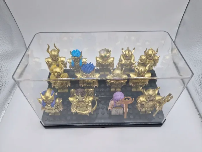 Figurines type lego 12 chevaliers d'or avec Athèna Saint Seiya dans une vitrine - photo numéro 3
