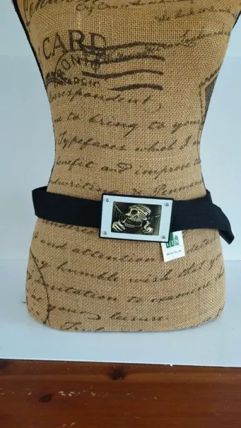 Ceinture noire ajustable boucle tête de mort