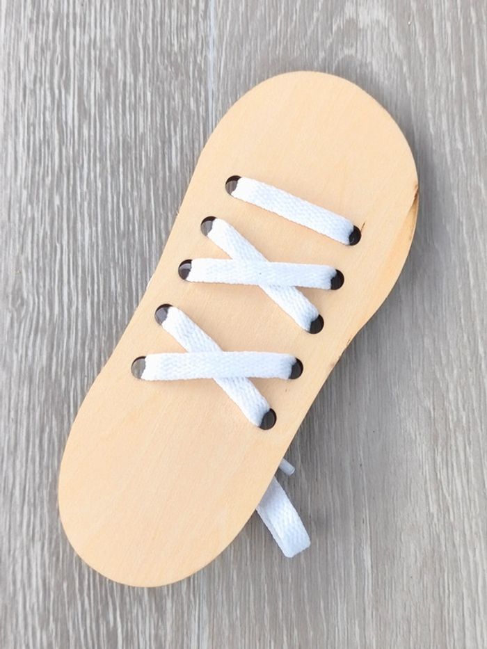 Chaussure en bois pour apprendre à faire ses lacets - photo numéro 3