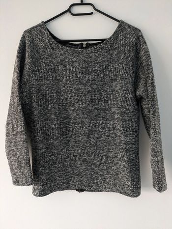 Pull gris fermeture dos.