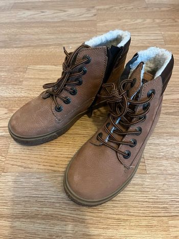 Bottines NEUFS en cuir pointure 32.