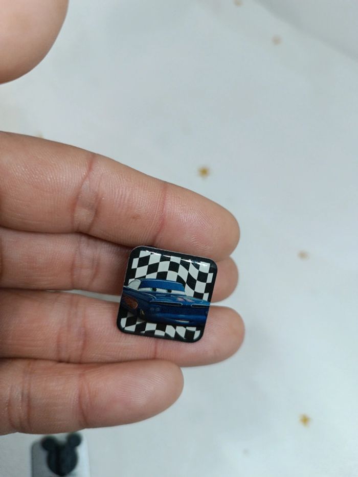 Pin's pins badge personnage Pixar cars figurine ami Friends flash McQueen - photo numéro 6
