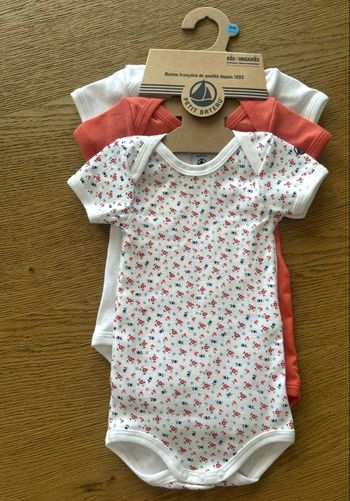 Lot de trois bodies petit bateau 6 mois neufs 