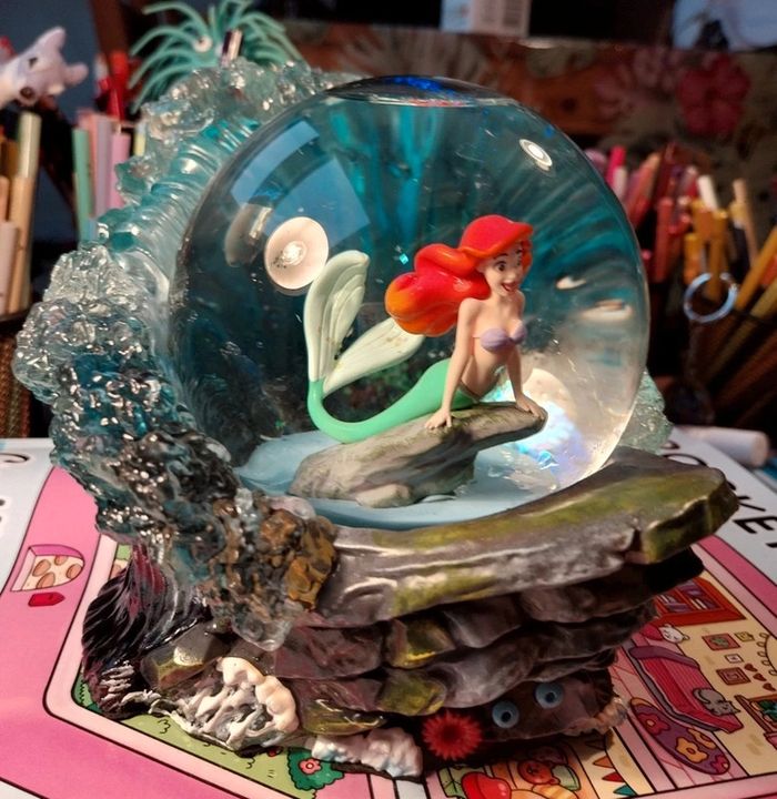 Snowglobe disney ariel sur un rocher