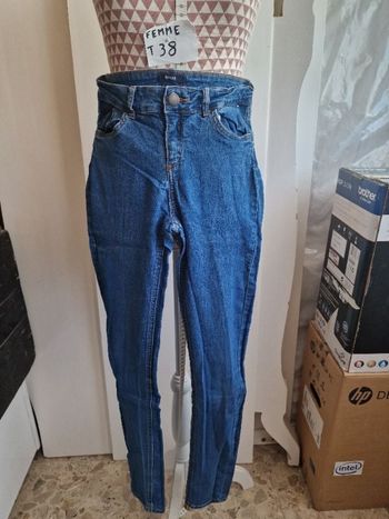 Jeans, bleu, taille standard, forme skinny, en très très bon état, longueur 94cm
