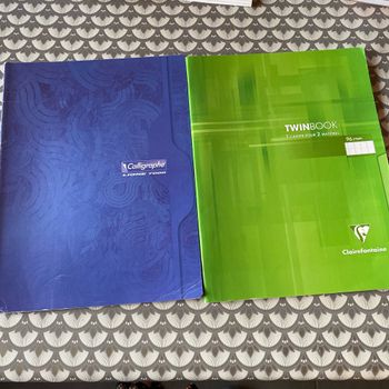 Lot de deux cahiers  format 24 par 32 cm