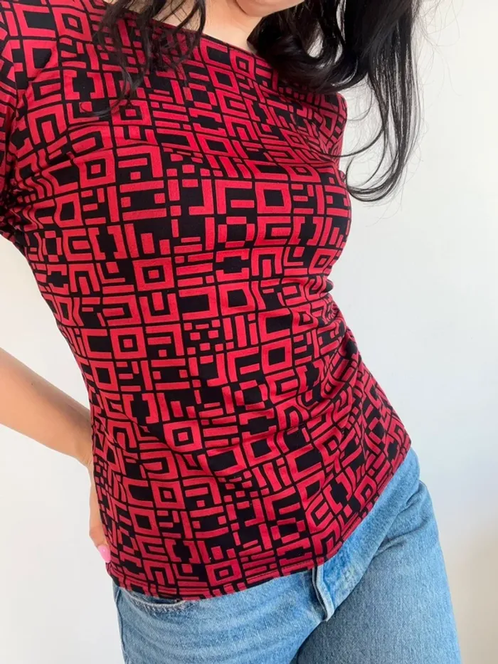 Haut à manches 3/4 à motifs noir et rouge années 90 taille M - photo numéro 2
